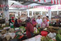 Cabup Pati 02, Wahyu Indriyanto, berinteraksi dengan pedagang Pasar Juwana, Kabupaten Pati, Rabu (9/10/2024). Foto: Istimewa 