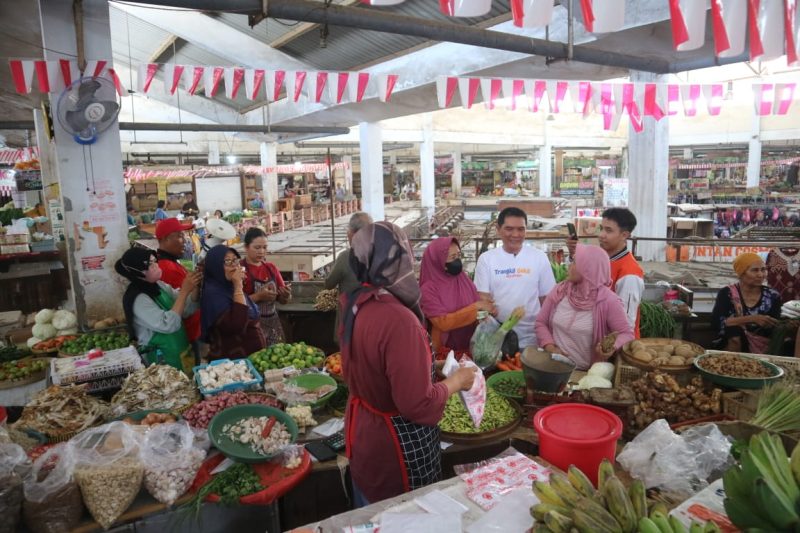 Cabup Pati 02, Wahyu Indriyanto, berinteraksi dengan pedagang Pasar Juwana, Kabupaten Pati, Rabu (9/10/2024). Foto: Istimewa 