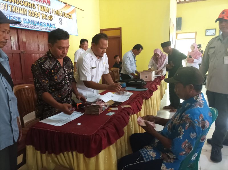 BPBD Pati salurkan dana stimulan untuk petani di Balai Desa Banjarsari, Kecamatan Gabus, Kabupaten Pati. Foto: Bang Horor