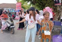 Tim Arimbi Pati bagi-bagi bingkisan makan dan minuman di Pertigaan Tlogowungu. Foto: Istimewa 