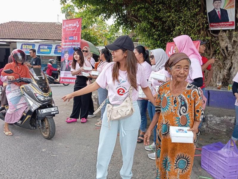 Tim Arimbi Pati bagi-bagi bingkisan makan dan minuman di Pertigaan Tlogowungu. Foto: Istimewa 