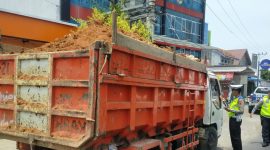 Satlantas Polresta Pati saat menindak truk muatan tambang galian c yang tidak tertib. Foto: Istimewa 