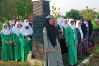 Para ulama, kiai, dan santri berziarah ke makam pahlawan pada momen Hari Santri Nasional, Selasa (22/10/2024). Foto: Bang Horor 