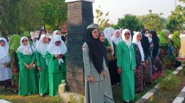 Para ulama, kiai, dan santri berziarah ke makam pahlawan pada momen Hari Santri Nasional, Selasa (22/10/2024). Foto: Bang Horor 