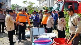 Penjabat (Pj) Bupati Pati Sujarwanto Dwiatmoko dan Kepala Pelaksana Harian Badan Penanggulangan Bencana Daerah (BPBD) Kabupaten Pati Martinus Budi Prasetya memantau kesiapsiagaan menghadapi bencana. Foto: Istimewa 
