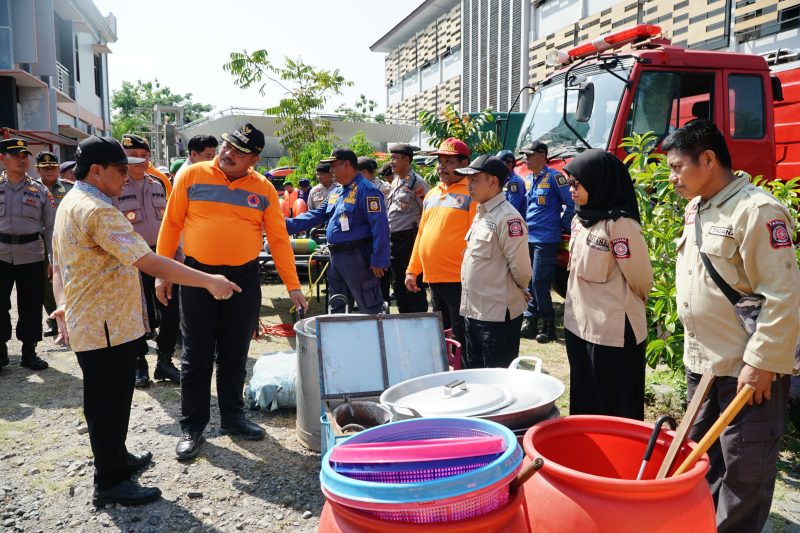 Penjabat (Pj) Bupati Pati Sujarwanto Dwiatmoko dan Kepala Pelaksana Harian Badan Penanggulangan Bencana Daerah (BPBD) Kabupaten Pati Martinus Budi Prasetya memantau kesiapsiagaan menghadapi bencana. Foto: Istimewa 