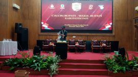 Gladi bersih debat perdana Pilkada Pati di Ruang Paripurna DPRD Kabupaten Pati, Selasa (29/10/2024). Foto: Bang Horor