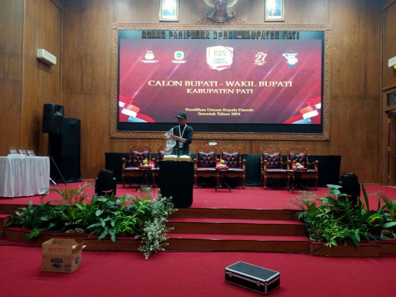 Gladi bersih debat perdana Pilkada Pati di Ruang Paripurna DPRD Kabupaten Pati, Selasa (29/10/2024). Foto: Bang Horor