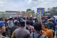 Pendemo dan polisi terlibat adu mulut dan saling dorong. Foto: Bang Horor