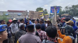 Pendemo dan polisi terlibat adu mulut dan saling dorong. Foto: Bang Horor