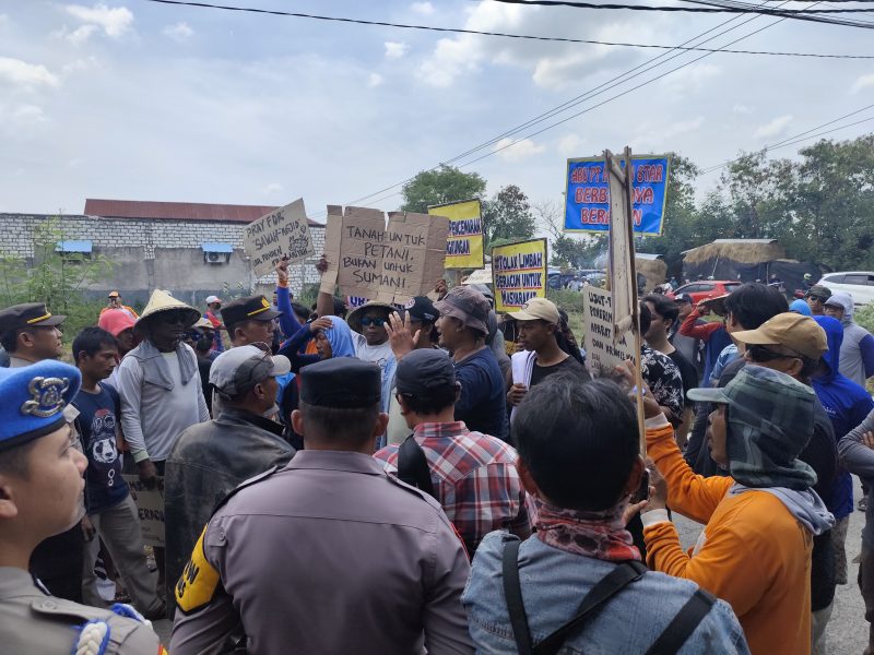 Pendemo dan polisi terlibat adu mulut dan saling dorong. Foto: Bang Horor