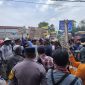 Pendemo dan polisi terlibat adu mulut dan saling dorong. Foto: Bang Horor