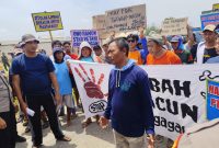 Staf PT New Ramon Star, Fahrudin Afendy, menunjukkan berkas-berkas perizinan. Foto: Bang Horor