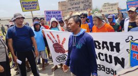 Staf PT New Ramon Star, Fahrudin Afendy, menunjukkan berkas-berkas perizinan. Foto: Bang Horor