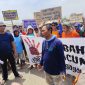 Staf PT New Ramon Star, Fahrudin Afendy, menunjukkan berkas-berkas perizinan. Foto: Bang Horor