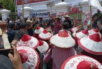 Petani Pundenrejo unjuk rasa di depan Kantor Bupati Pati, Jumat (4/10/2024). Foto: Jawanews.id