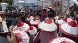 Petani Pundenrejo unjuk rasa di depan Kantor Bupati Pati, Jumat (4/10/2024). Foto: Jawanews.id