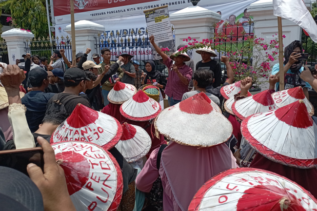 Petani Pundenrejo unjuk rasa di depan Kantor Bupati Pati, Jumat (4/10/2024). Foto: Jawanews.id