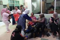 RS Mitra Bangsa dan Arimbi Pati membagikan nasi kotak gratis kepada masyarakat. Foto: Jawanews.id/Bang Horor