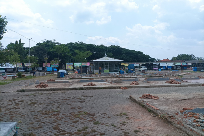Pembongkaran sejumlah lapak di Alun-alun Kembangjoyo Pati, Senin (7/10/2024). Foto: Bang Horor