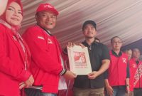 Ketum PSI, Kaesang Pangarep, menyerahkan SK kepada Ketua DPD PSI Kabupaten Pati, Hadi Sutrisno. Foto: Bang Horor