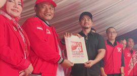Ketum PSI, Kaesang Pangarep, menyerahkan SK kepada Ketua DPD PSI Kabupaten Pati, Hadi Sutrisno. Foto: Bang Horor