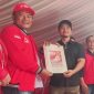 Ketum PSI, Kaesang Pangarep, menyerahkan SK kepada Ketua DPD PSI Kabupaten Pati, Hadi Sutrisno. Foto: Bang Horor