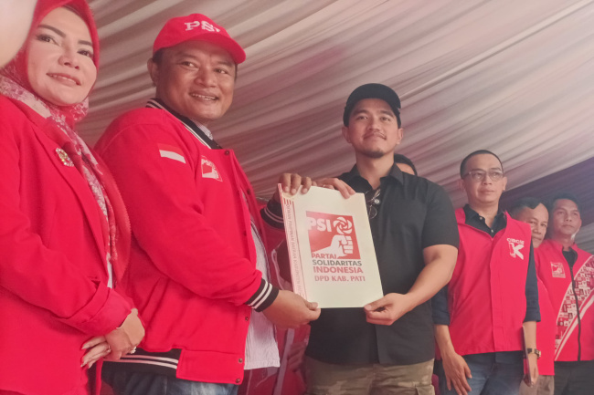 Ketum PSI, Kaesang Pangarep, menyerahkan SK kepada Ketua DPD PSI Kabupaten Pati, Hadi Sutrisno. Foto: Bang Horor
