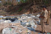 Temuan limbah yang diduga berasal dari produsen farmasi ilegal di Kabupaten Jepara. Foto: Istimewa 