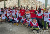 Calon Bupati (Cabup) Pati nomor urut 2 Wahyu Indriyanto bersama petugas TPA Plosojenar. Foto: Istimewa 
