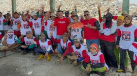 Calon Bupati (Cabup) Pati nomor urut 2 Wahyu Indriyanto bersama petugas TPA Plosojenar. Foto: Istimewa 