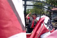 Koordinator Aksi, Arifin berorasi di depan para mahasiswa yang berunjukrasa. Foto: Bang Horor