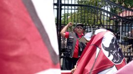 Koordinator Aksi, Arifin berorasi di depan para mahasiswa yang berunjukrasa. Foto: Bang Horor