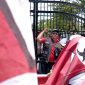 Koordinator Aksi, Arifin berorasi di depan para mahasiswa yang berunjukrasa. Foto: Bang Horor