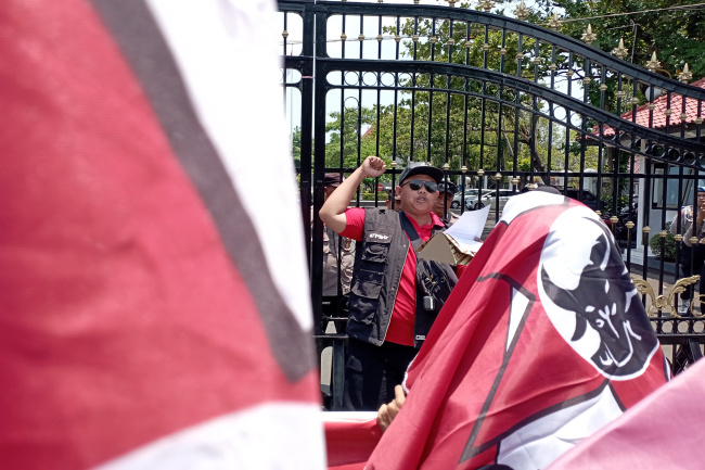 Koordinator Aksi, Arifin berorasi di depan para mahasiswa yang berunjukrasa. Foto: Bang Horor