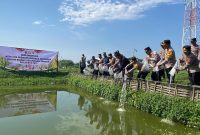 Kapolresta Pati Kombes Pol Andhika Bayu Adhittama menebar sebanyak puluhan ribu benih ikan lele. Foto: Istimewa