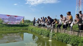 Kapolresta Pati Kombes Pol Andhika Bayu Adhittama menebar sebanyak puluhan ribu benih ikan lele. Foto: Istimewa