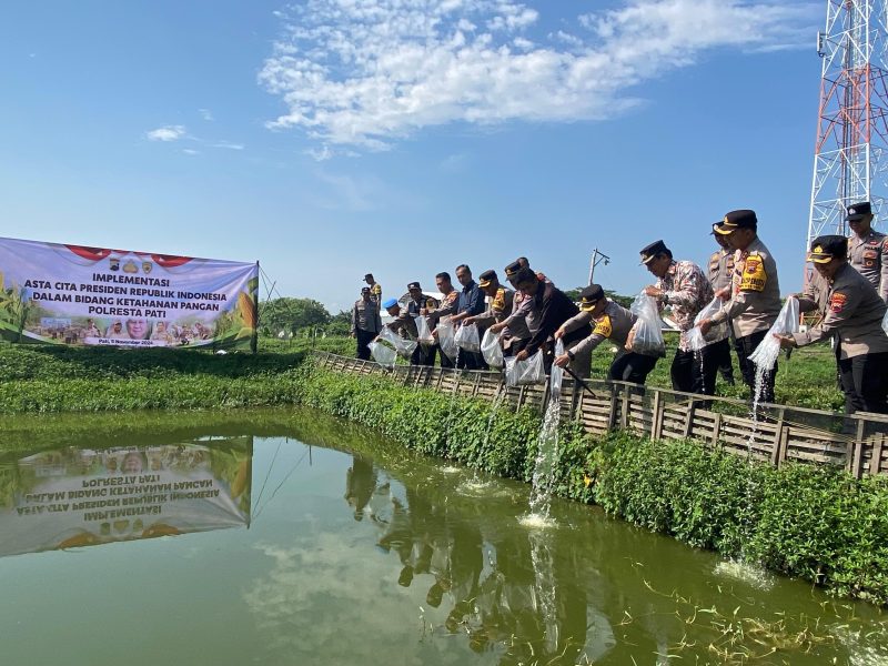 Kapolresta Pati Kombes Pol Andhika Bayu Adhittama menebar sebanyak puluhan ribu benih ikan lele. Foto: Istimewa