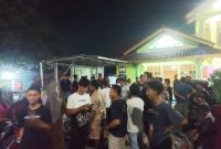 Massa menggeruduk rumah Kades Tawangharjo, Kecamatan Wedarijaksa, Kabupaten Pati. Foto: Istimewa