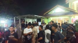 Massa menggeruduk rumah Kades Tawangharjo, Kecamatan Wedarijaksa, Kabupaten Pati. Foto: Istimewa