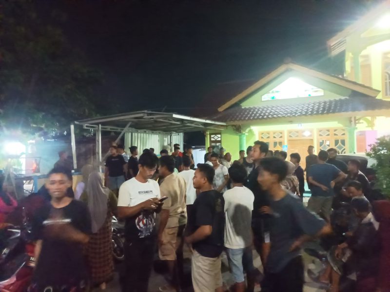 Massa menggeruduk rumah Kades Tawangharjo, Kecamatan Wedarijaksa, Kabupaten Pati. Foto: Istimewa