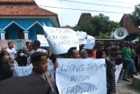 Ribuan massa menggelar demo di Balai desa Tawangharjo. Foto: Bang Horor