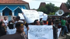 Ribuan massa menggelar demo di Balai desa Tawangharjo. Foto: Bang Horor