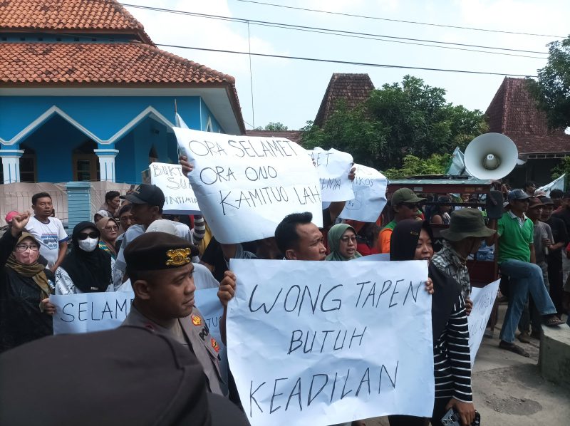 Ribuan massa menggelar demo di Balai desa Tawangharjo. Foto: Bang Horor