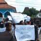 Ribuan massa menggelar demo di Balai desa Tawangharjo. Foto: Bang Horor