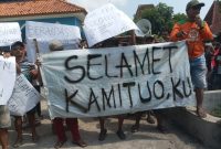 Aksi unjuk rasa di Balai Desa Tawangharjo, Kecamatan Wedarijaksa, Kabupaten Pati. Foto: Bang Horor