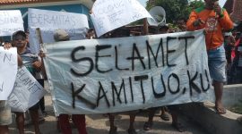 Aksi unjuk rasa di Balai Desa Tawangharjo, Kecamatan Wedarijaksa, Kabupaten Pati. Foto: Bang Horor