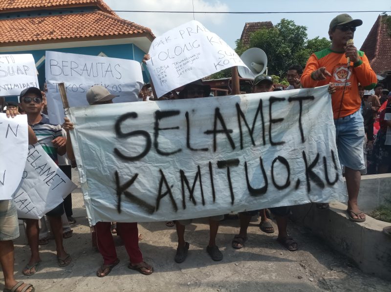Aksi unjuk rasa di Balai Desa Tawangharjo, Kecamatan Wedarijaksa, Kabupaten Pati. Foto: Bang Horor