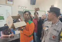 Uang tunai sebesar Rp 210 juta dikembalikan saat audiensi di Balai Desa Tawangharjo, Kecamatan Wedarijaksa, Kabupaten Pati, Kamis (7/11/2024). Foto: Bang Horor