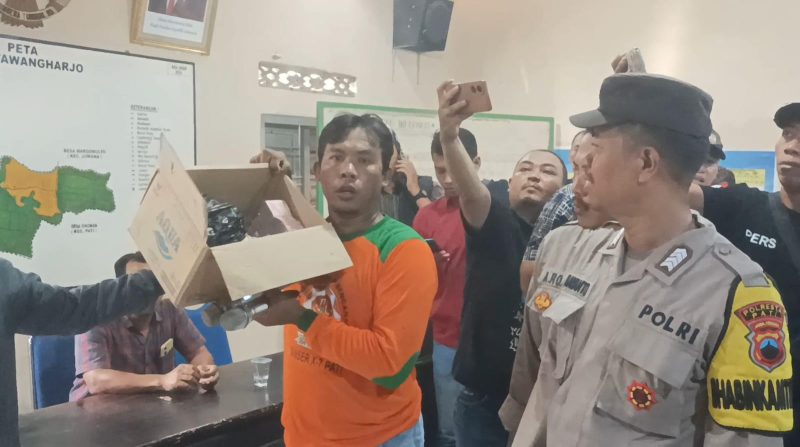 Uang tunai sebesar Rp 210 juta dikembalikan saat audiensi di Balai Desa Tawangharjo, Kecamatan Wedarijaksa, Kabupaten Pati, Kamis (7/11/2024). Foto: Bang Horor